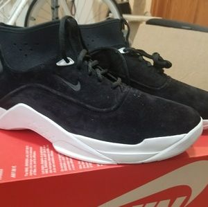nike hyperdunk low lux